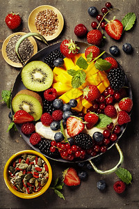 新鲜的夏季水果和浆盘子上面生菜背景图片