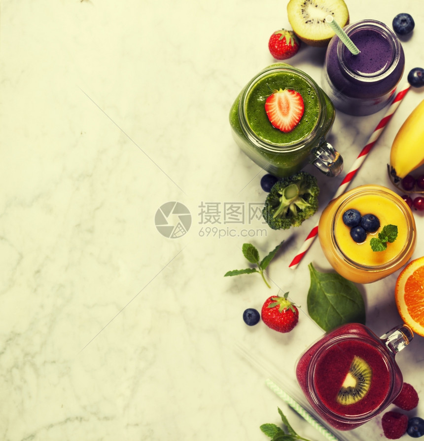大理石桌上新鲜的冰凉和水果图片