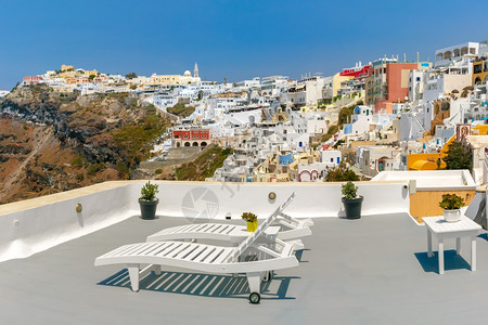 站在希腊爱琴海岛酒店阳台观看城市美景图片