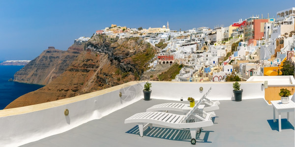 站在希腊爱琴海岛酒店阳台观看城市美景背景图片