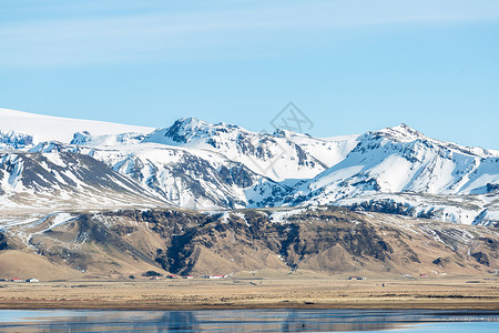 冰岛悬崖山和湖泊图片
