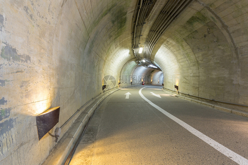 内地一条城市人行道隧路图片