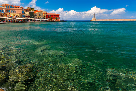 希腊克里特市Chania与灯塔和威尼斯码头旧港口夏日景象图片