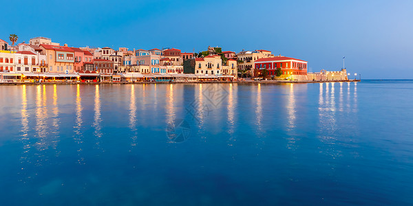 韩亚希腊克里特CreteChania的旧港口和威尼斯码头在清晨蓝色时段的景象全背景
