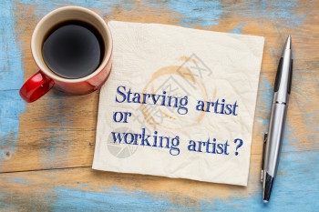 工作艺术家问题餐巾纸上加咖啡杯的笔迹图片