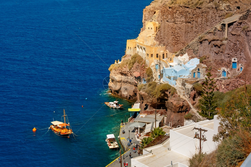 希腊圣托里尼爱琴海岛现代首都Fira老港MesaGialos的捕鱼和机动渔船希腊阳光明媚的一天图片