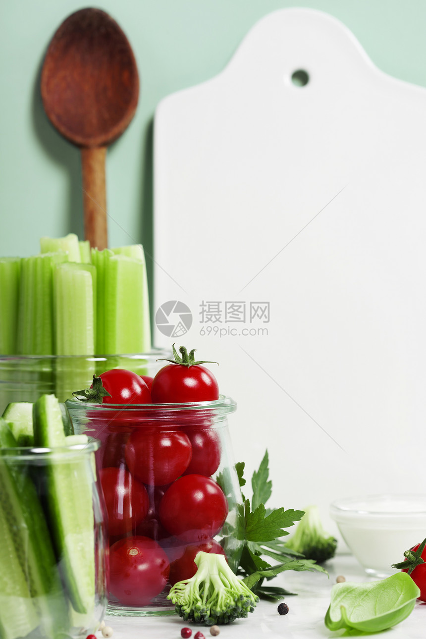 混合新鲜蔬菜浸泡和白陶瓷供您使用文字的空间图片