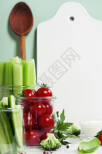 混合新鲜蔬菜浸泡和白陶瓷供您使用文字的空间高清图片