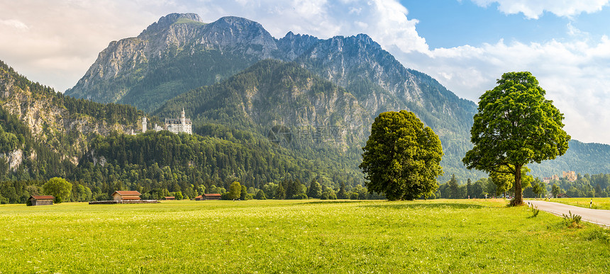 纽施旺斯坦城堡在美丽的夏天浪漫路上福森巴伐利亚德国全景图片
