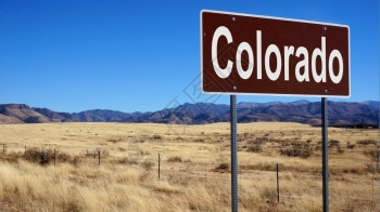 蓝色天空和荒野的科罗拉多路标牌背景图片