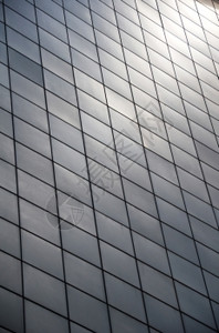 现代建筑物和天空的面板玻璃窗图片