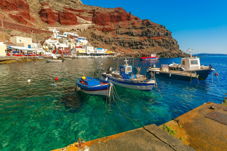 希腊爱琴海圣托里尼岛奥亚村旧港Ammoudi的渔船图片