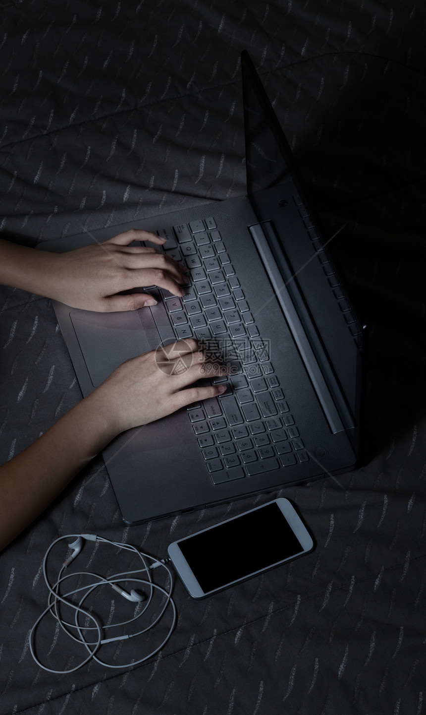 夜间在床上用手打字和电脑键盘受轻效应影响图片