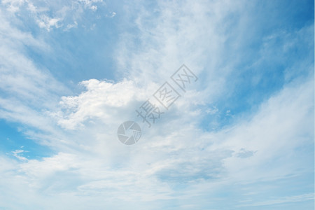 蓝色天空中美丽的云朵图片