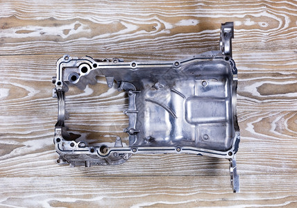 古老的白色板上铝制汽车发动机油罐的内部被俯瞰图片