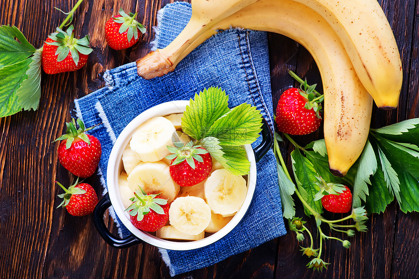 草莓和香蕉在碗里桌子上图片