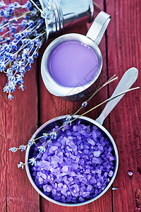 金属碗里的紫色海盐图片