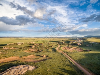位于怀俄明州奥尔巴尼县SandCreekNationalNaturalLandmark的草原上牧场公路向科罗拉多方的空中视图背景图片