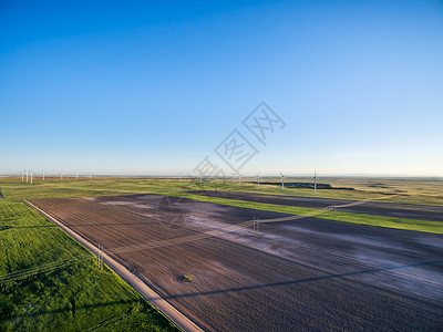 科罗拉多东部农田的空中观察草地绿土路和格拉佛附近波尼草原风力农场图片