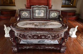 位于曼谷泰籍皇家官邸的美丽椅子图片