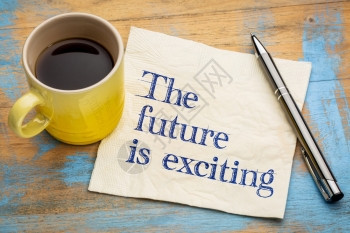 未来是令人兴奋的笔迹在餐巾纸上加一杯咖啡背景图片