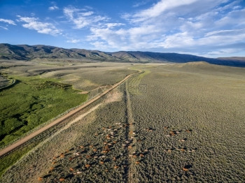 科罗拉多州北公园Walden附近的农场和牧牛公路夏季初空中观察图片