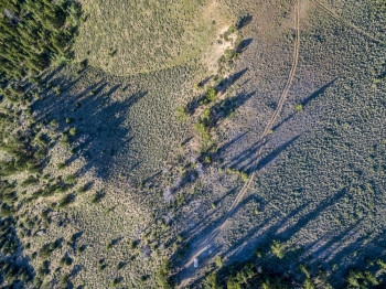 科罗拉多州北公园后乡间路的空中观察图片