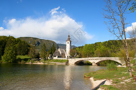 浸信会斯洛文尼亚Bohinj湖的旧圣约翰教堂背景