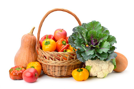 将水果和蔬菜放在篮子中孤立白色上图片