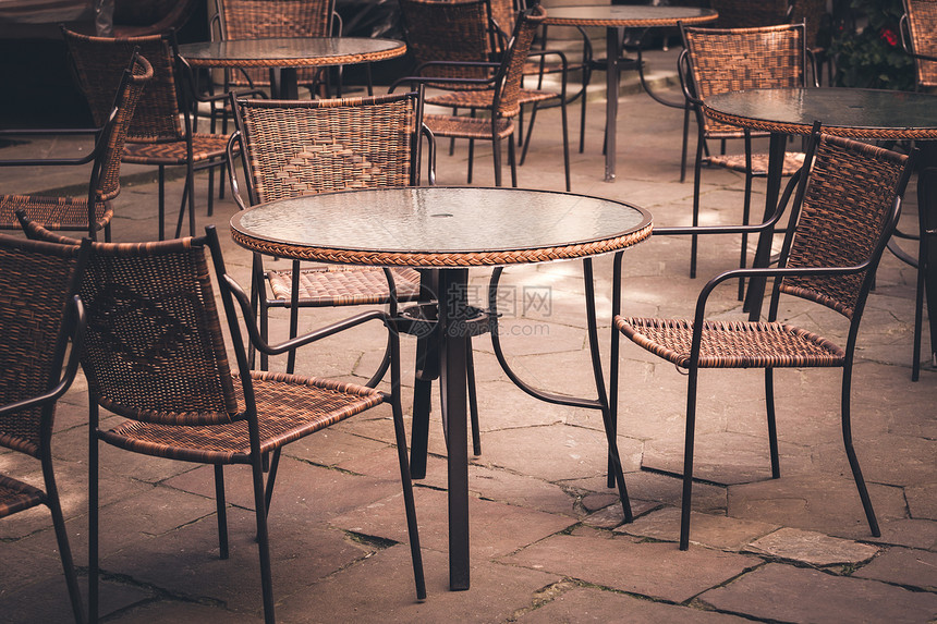 欧洲城市街头咖啡桌椅图片