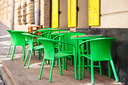 欧洲城市街道绿色咖啡桌和椅子背景图片