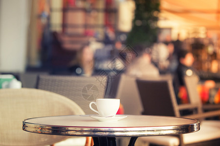 夏季咖啡桌边的白背景图片