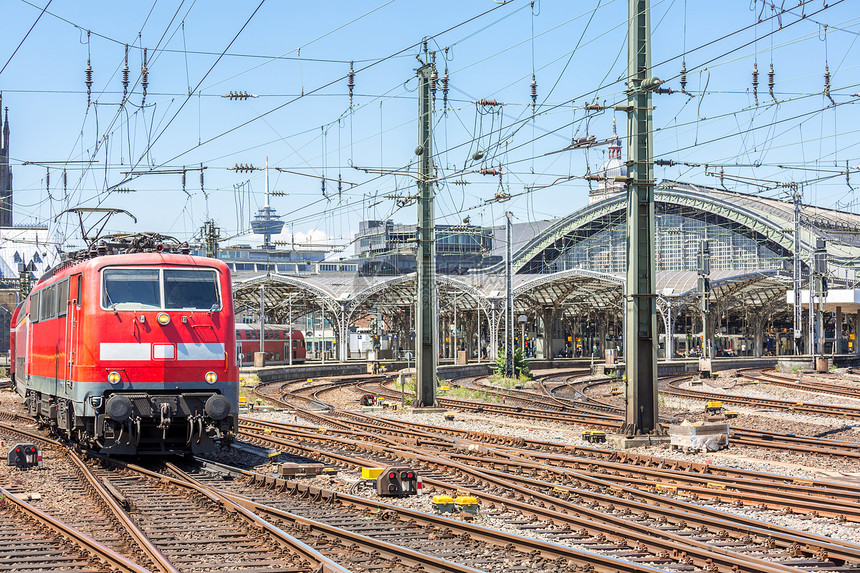 红列车从科隆德国站出发图片