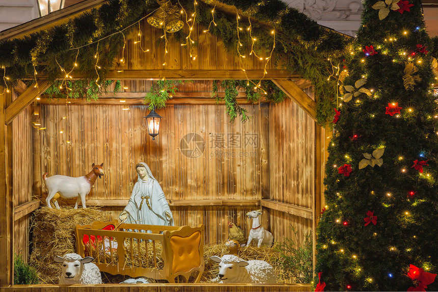 与约瑟夫玛丽圣母利亚基督和绵羊的圣家一起举行诞节庆典在捷克布拉格魔法城市的老举行节日装饰夜晚在捷克布拉格举行图片