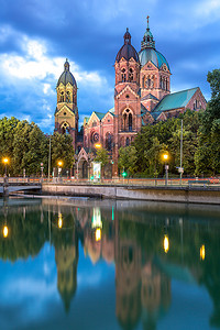 德国慕尼黑黄昏时的粉红教堂图片