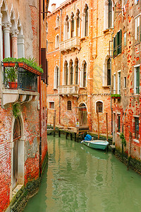 意大利威尼斯有停靠船的多彩狭窄横向运河图片