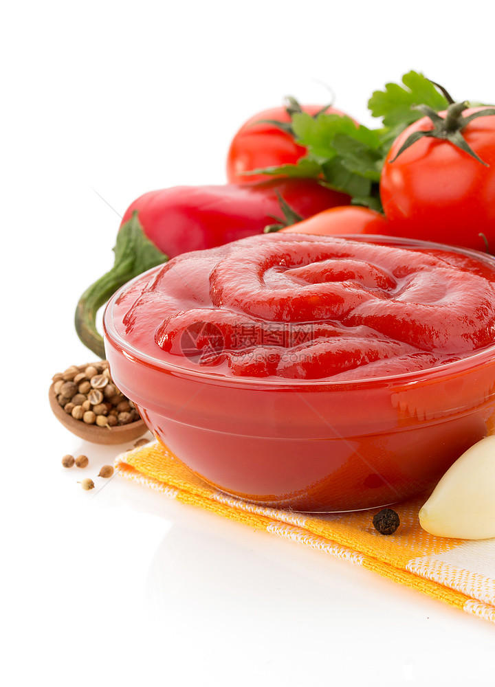 碗里的番茄酱孤立在白色背景上图片