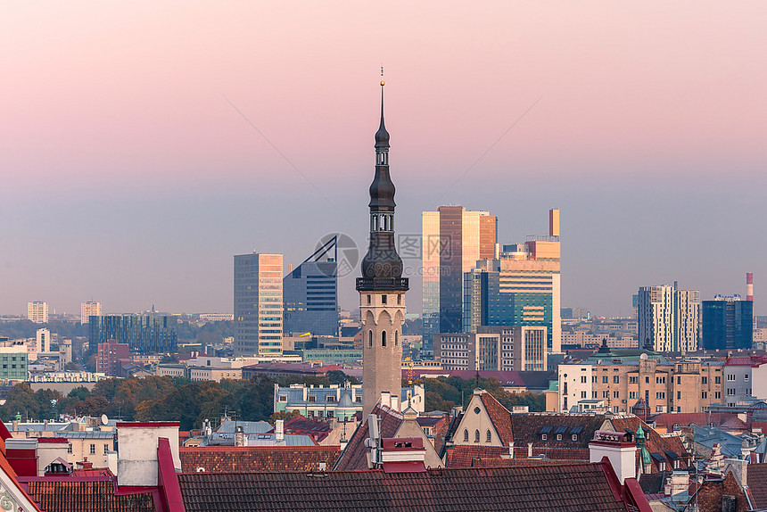 晚上在爱沙尼亚塔林Tallinn带有旧市政厅和现代办公大楼的空中城市风景图片