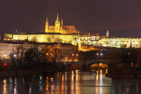 布拉格城堡查尔斯桥和小区晚上在捷克布拉格图片
