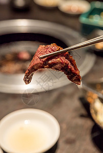 筷子夹起来的一块肉图片