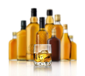瓶装威士忌和杯孤立在白色背景上图片