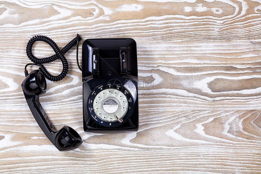 白退板上旧旋转电话的覆盖视图图片