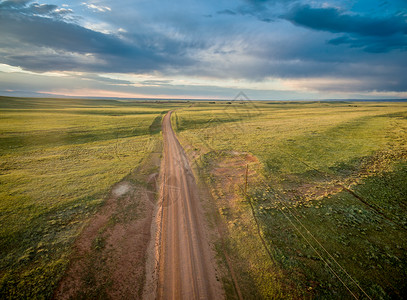 科罗拉多边境附近的怀俄明州南部草原上的牧场公路空中观察图片