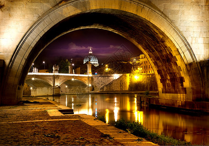 圣安吉洛大桥和意大利罗马圣彼得教堂夜景高清图片