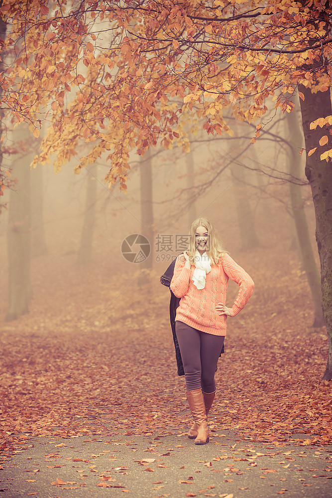 穿着夹克的时装金发美女在公园里笑秋天大雾的时装美女在秋天公园里笑穿着夹克的有吸引力年轻女孩快乐穿着夹克的幸福和在森林里放松图片