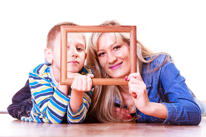 母亲和儿子玩空框花时间做家庭亲子母和儿玩空框的游戏手握在地板上图片