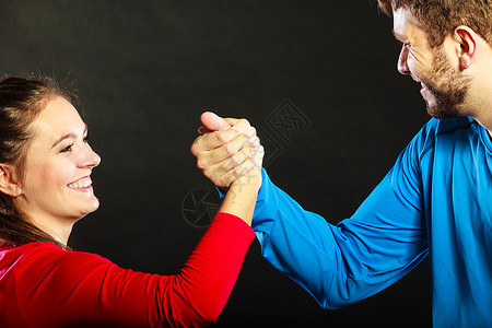 快乐的年轻男女朋友握手黑衣工作室握手的问候势图片