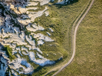 堪萨斯州戈夫堪萨斯城堡岩附近草原牧场道路图片