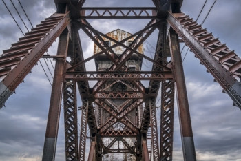 位于博恩维尔的密苏里河上具有历史意义的铁路凯蒂桥图片