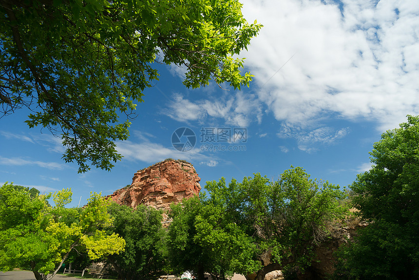 在怀俄明州一个山标的岩石边上美丽的蓝天方图片